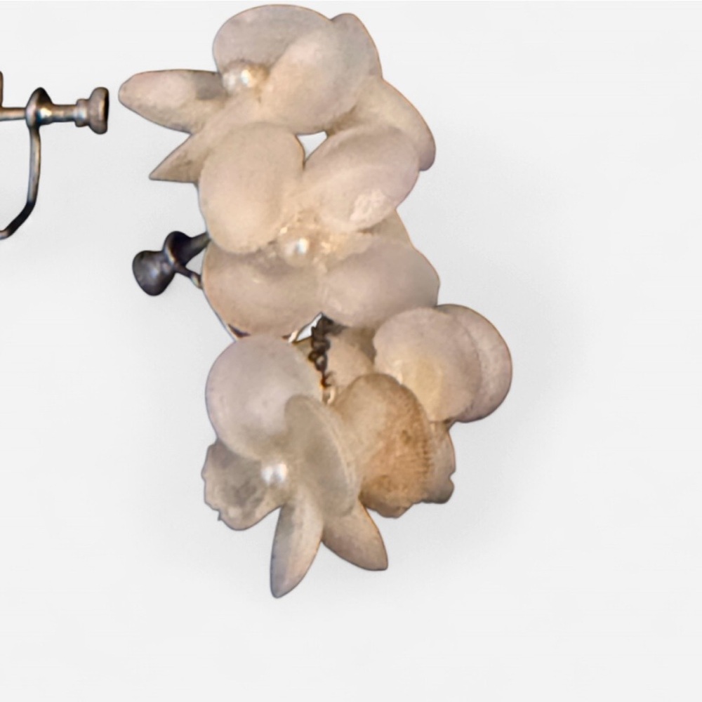 Vintage Cream Seashell Floral Screw-On Earrings, 1950s–60s - Picture 2 of 4